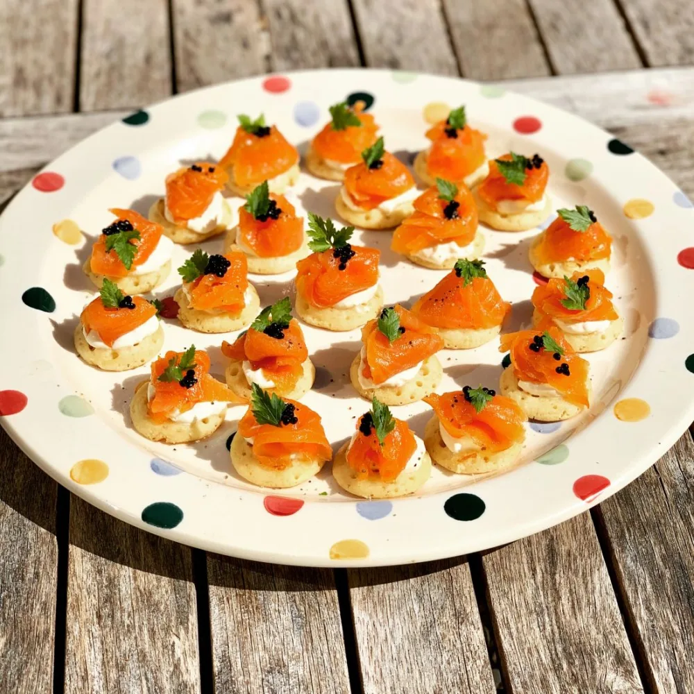 Smoked salmon blinis