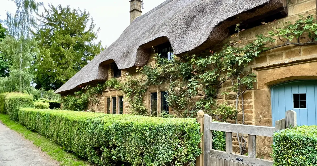 Thatched ironstone cottages in Great Tew village, Oxfordshire
